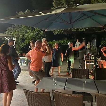 Les Arbousiers Village Hotel Provencal La Roquebrussanne Dış mekan fotoğraf