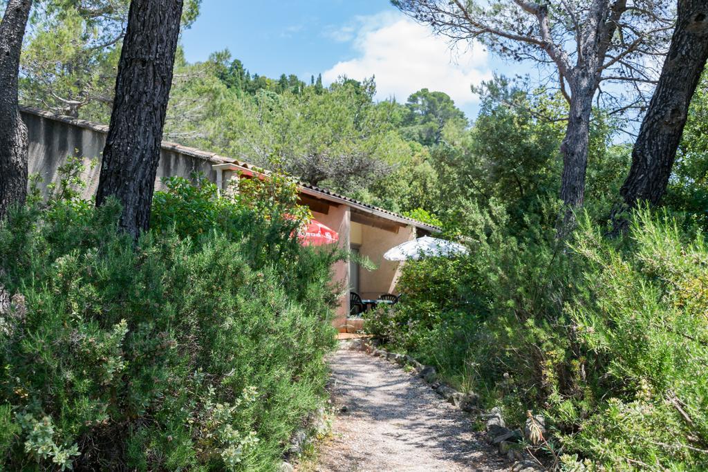 Les Arbousiers Village Hotel Provencal La Roquebrussanne Dış mekan fotoğraf
