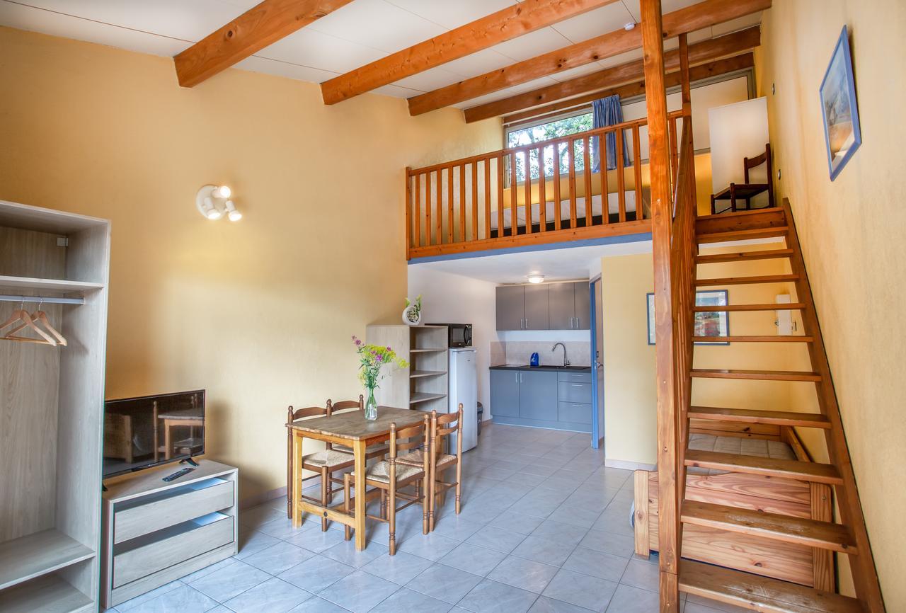 Les Arbousiers Village Hotel Provencal La Roquebrussanne Dış mekan fotoğraf